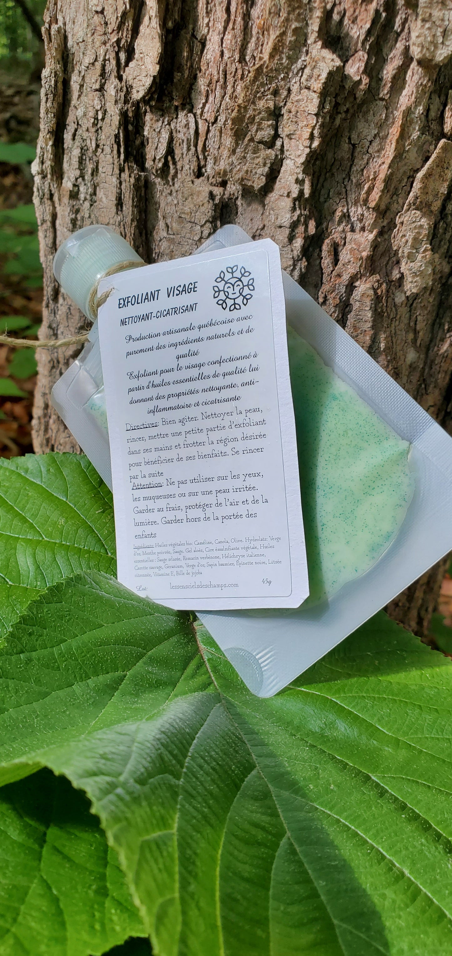 Exfoliant pour le visage (avec des huiles essentielles d'une grande qualité) Les sens ciels des champs